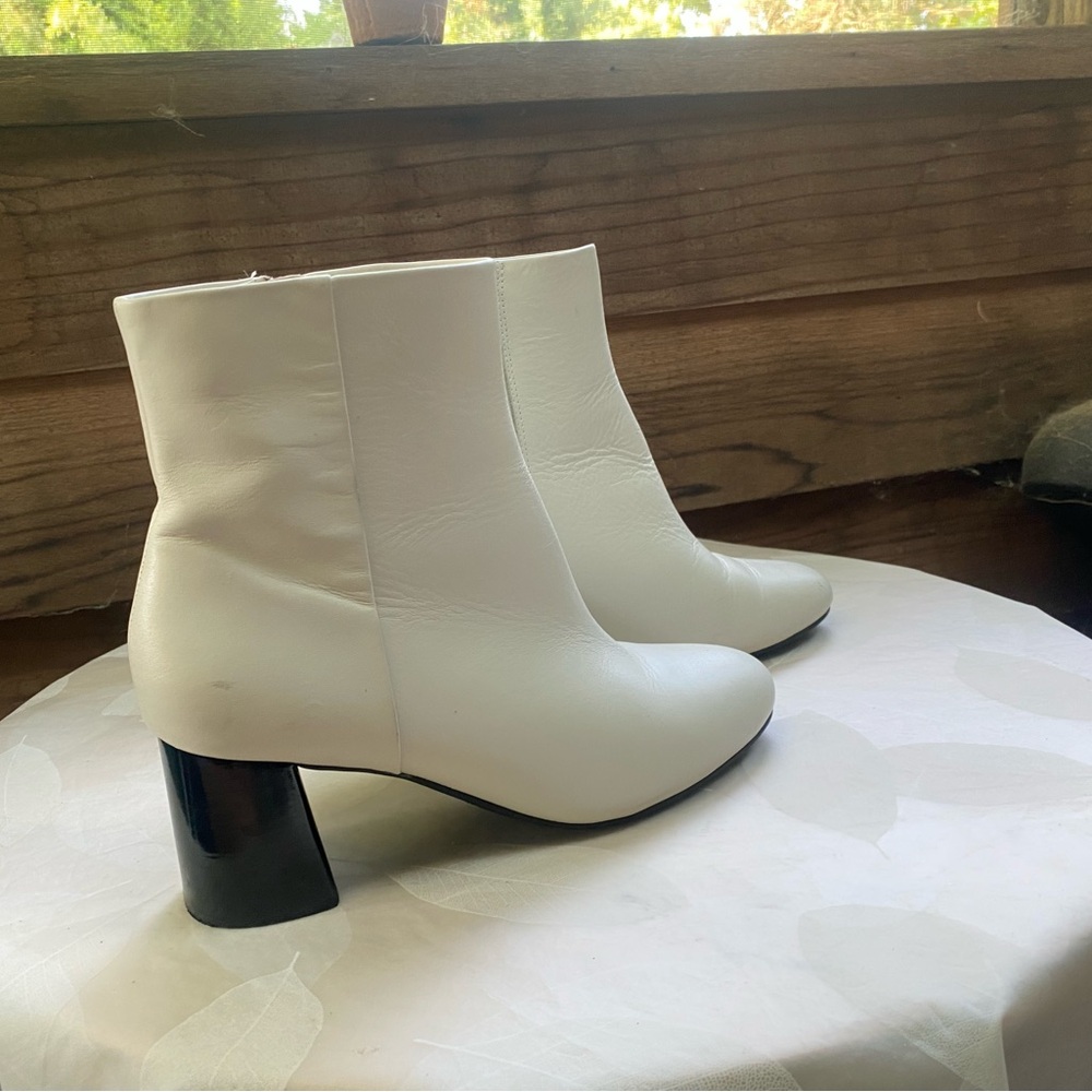 Taryn Rose Cathy Block Heel Booties. Size 8.5 - Picture 2 of 4
